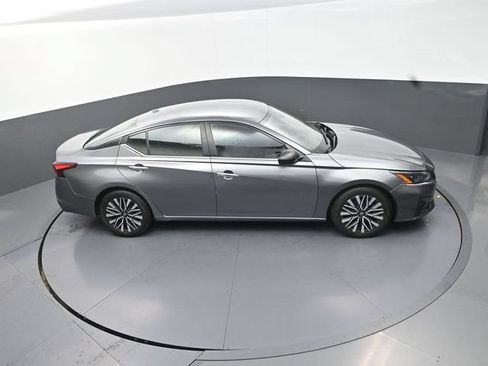 Used 2024 Nissan Altima 2.5 SV FWD image 18