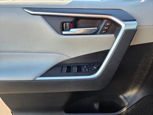 Used 2023 Toyota RAV4 XLE Premium image 17