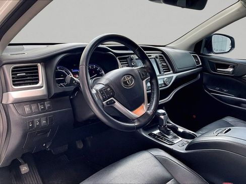 Certified 2018 Toyota Highlander Limited Platinum image 17