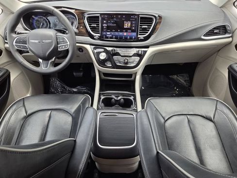 Used 2023 Chrysler Pacifica Limited FWD image 19