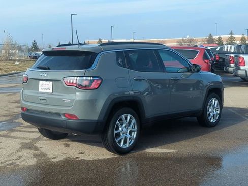 Used 2023 Jeep Compass Latitude image 3