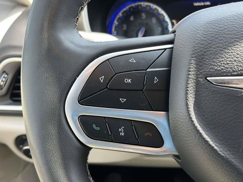 Used 2024 Chrysler Pacifica Touring-L FWD image 18