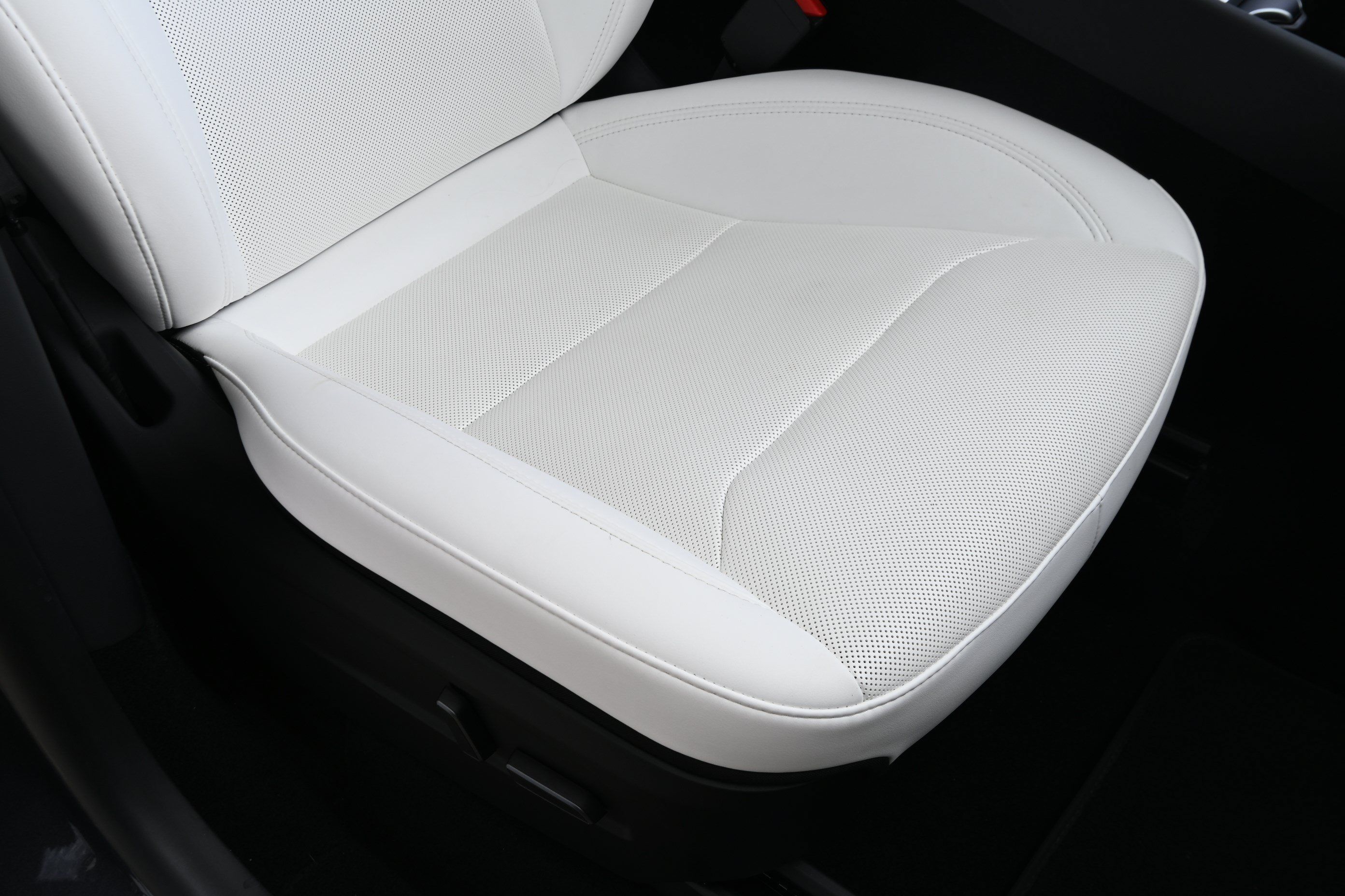 Used 2026 Tesla Model Y Long Range RWD image 39
