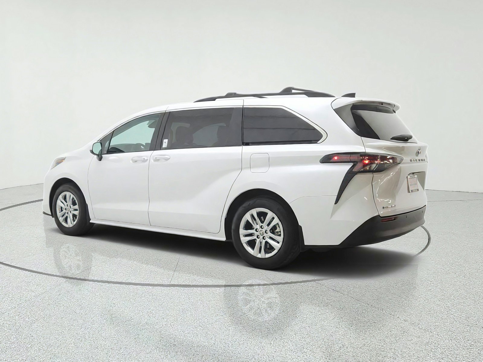 Used 2025 Toyota Sienna XLE w/ XLE Plus Package AWD/4WD image 7