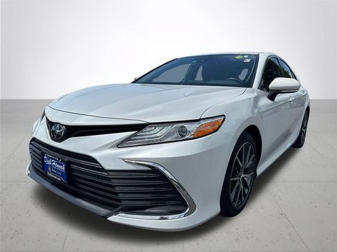 Used 2021 Toyota Camry XLE FWD image 2