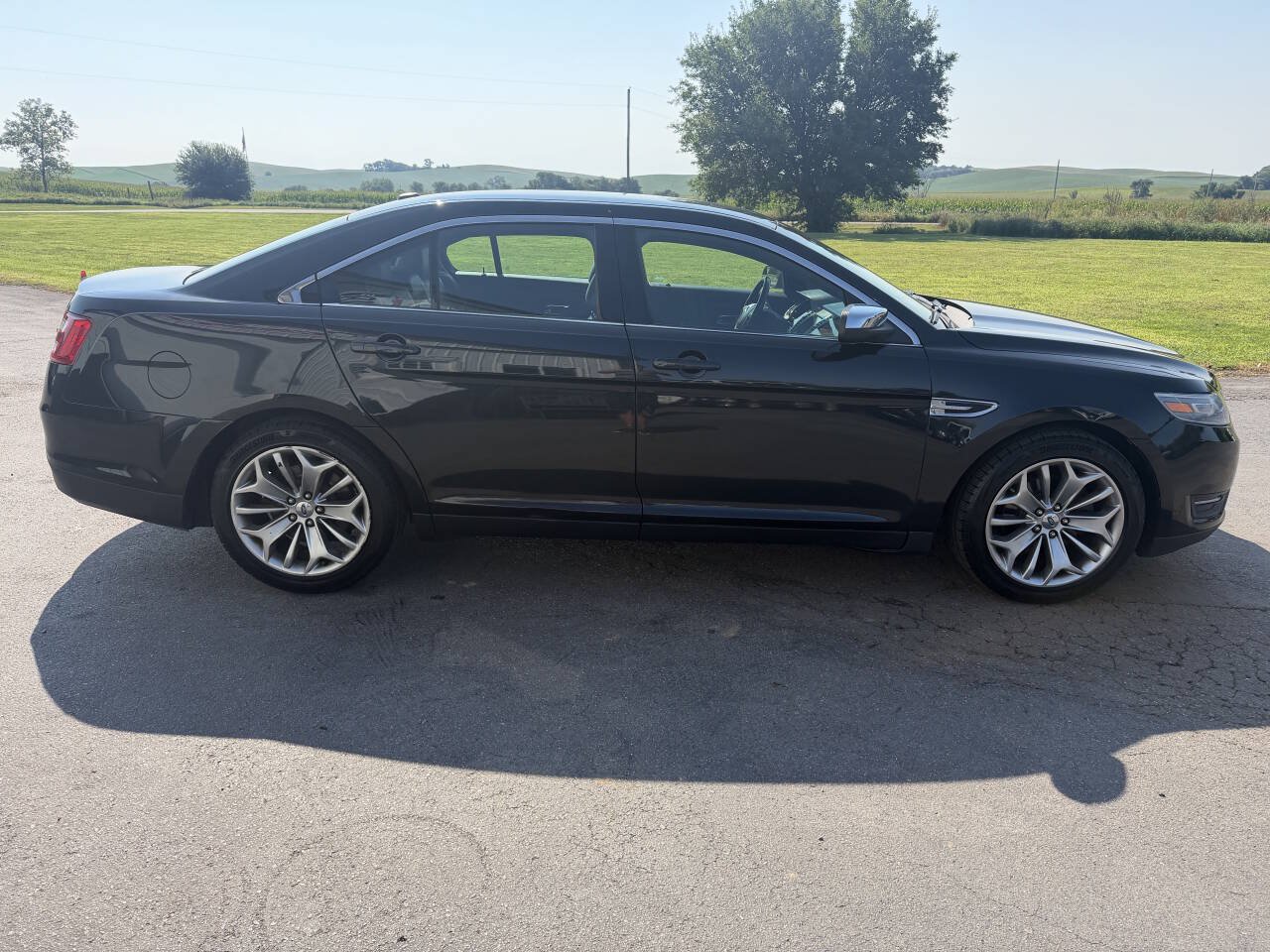 Used 2014 Ford Taurus Limited FWD image 5