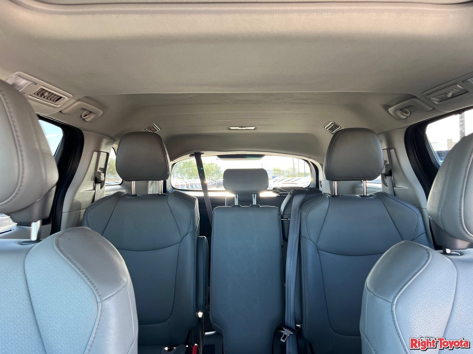 Certified 2024 Toyota Sienna XLE FWD image 32