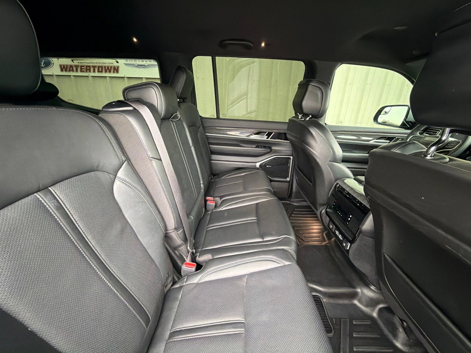 Used 2022 Jeep Wagoneer Series III AWD/4WD image 11