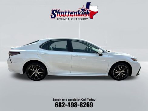 Used 2023 Toyota Camry SE FWD image 5