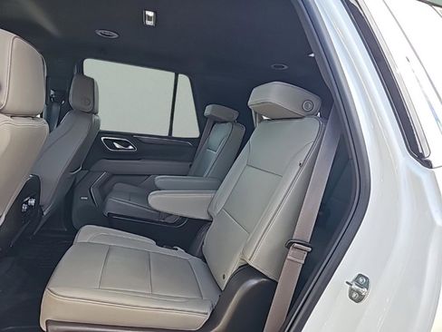 Used 2024 GMC Yukon SLT w/ SLT Luxury Package image 32