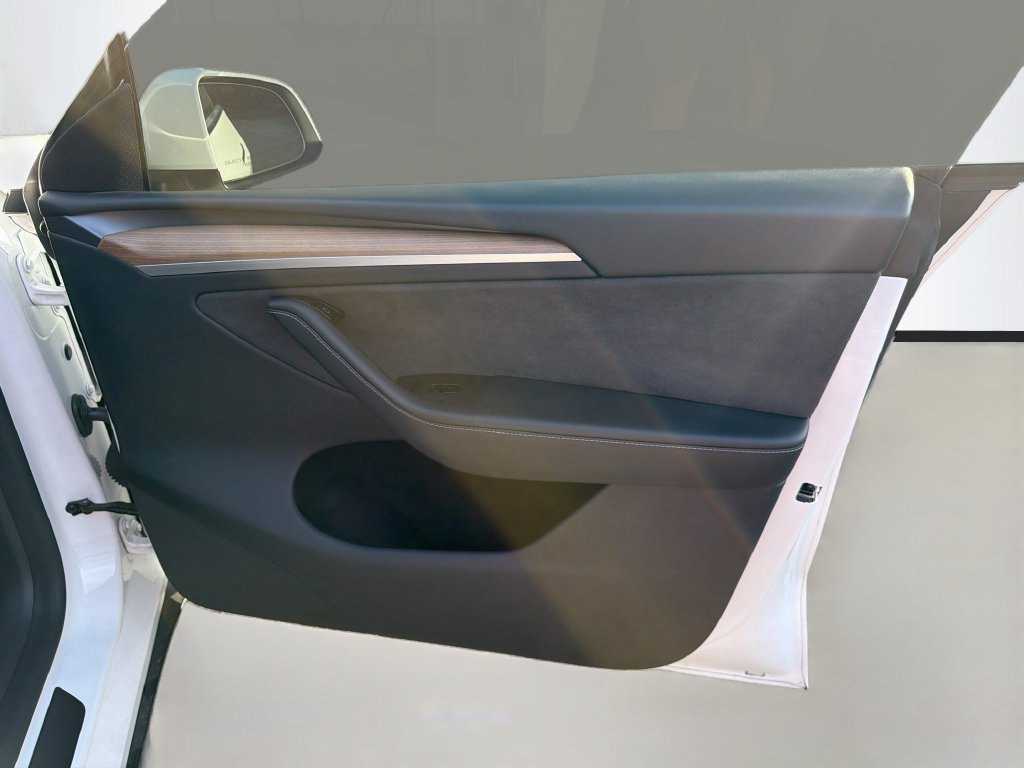 Used 2025 Tesla Model Y Long Range RWD image 35