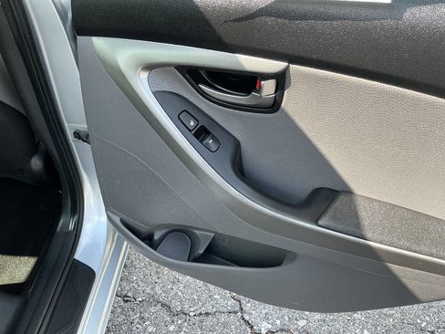 Used 2012 Hyundai Elantra Limited image 19