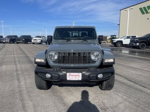 Used 2025 Jeep Gladiator Nighthawk image 2