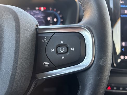 Used 2025 Volvo XC40 B5 Plus image 26