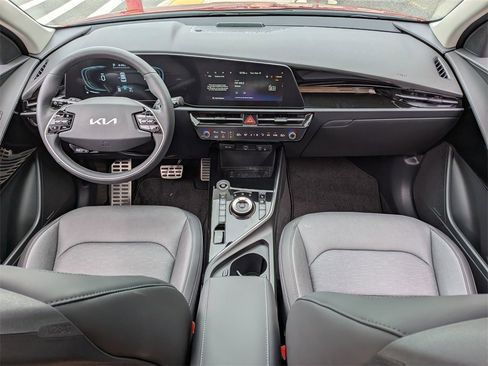 Used 2024 Kia Niro SX Touring image 23