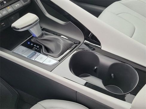 New 2025 Hyundai Elantra Limited image 14