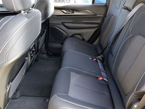 Used 2025 Jeep Grand Cherokee Laredo image 23