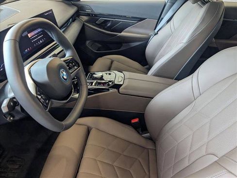 Used 2025 BMW i5 eDrive40i w/ Premium Package image 15