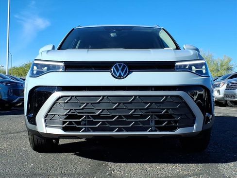 New 2026 Volkswagen Taos SE image 2