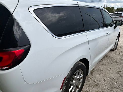 Used 2025 Chrysler Pacifica Select FWD image 9