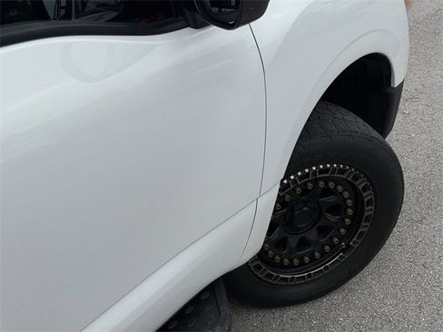 Used 2017 Nissan Titan S image 9