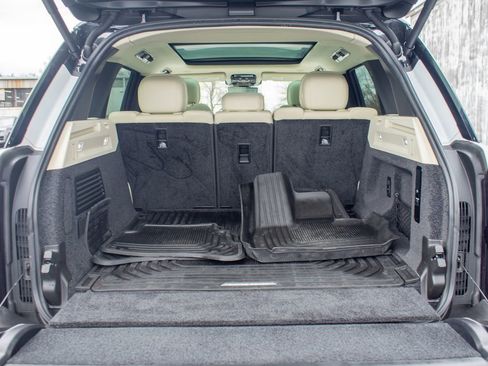 Used 2025 Land Rover Range Rover SE image 38