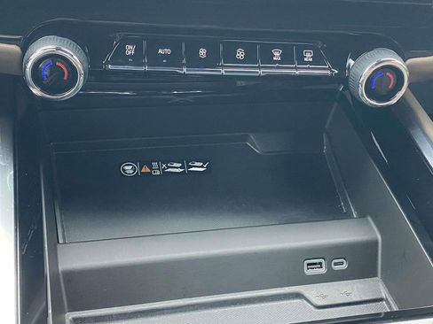 Used 2025 Chevrolet Suburban High Country image 29