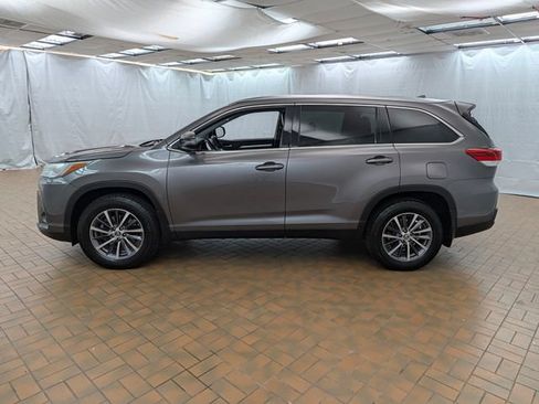 Used 2019 Toyota Highlander XLE AWD/4WD image 3