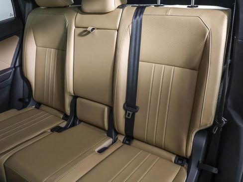 Used 2024 Volkswagen Tiguan SE image 34