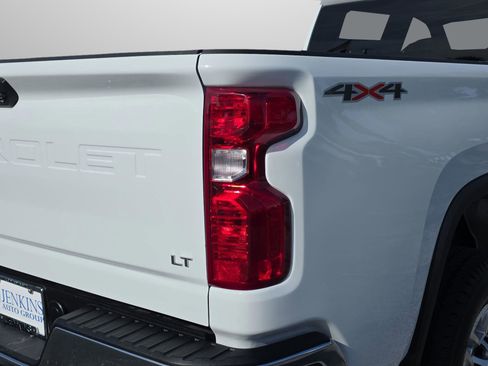 Used 2025 Chevrolet Silverado 2500 LT w/ Convenience Package AWD/4WD image 7