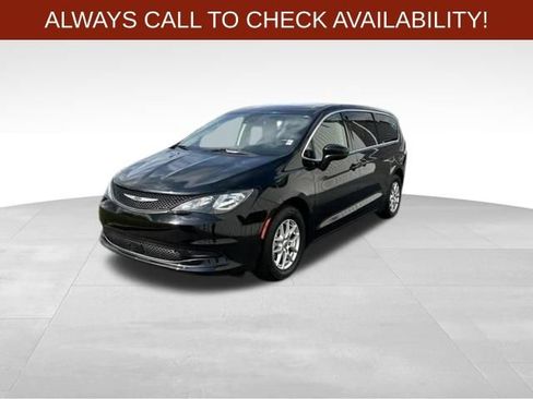 Used 2023 Chrysler Voyager LX FWD image 3