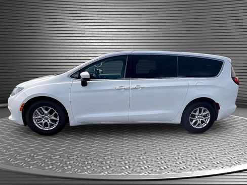 Used 2022 Chrysler Voyager LX FWD image 4