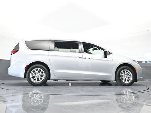 New 2026 Chrysler Pacifica Select image 59