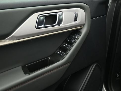 Certified 2025 Ford Explorer Active AWD/4WD image 8
