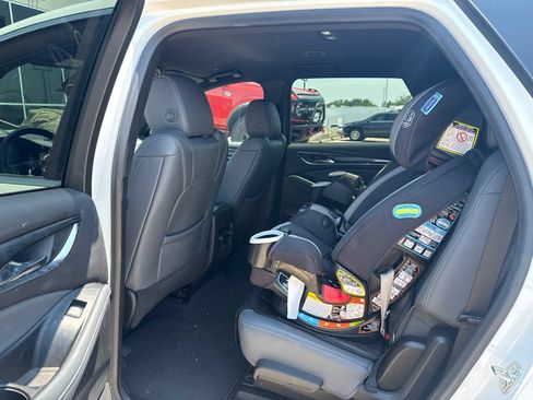 Used 2024 Buick Enclave Essence FWD image 10