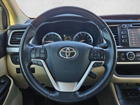 Used 2019 Toyota Highlander XLE image 11