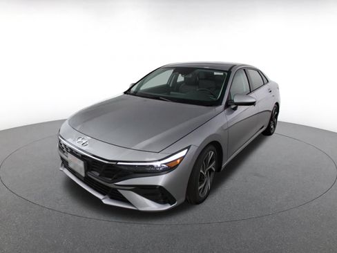 Used 2025 Hyundai Elantra Limited FWD image 3