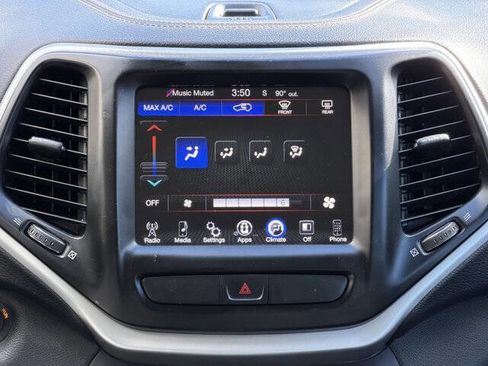 Used 2018 Jeep Cherokee Latitude Plus image 16