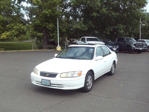 Used 2001 Toyota Camry LE w/ Value Pkg 5 FWD image 1