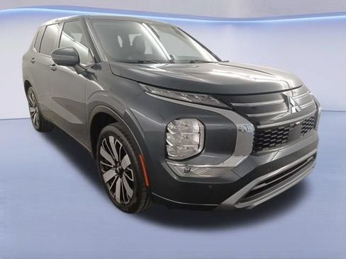Used 2025 Mitsubishi Outlander SE FWD image 1