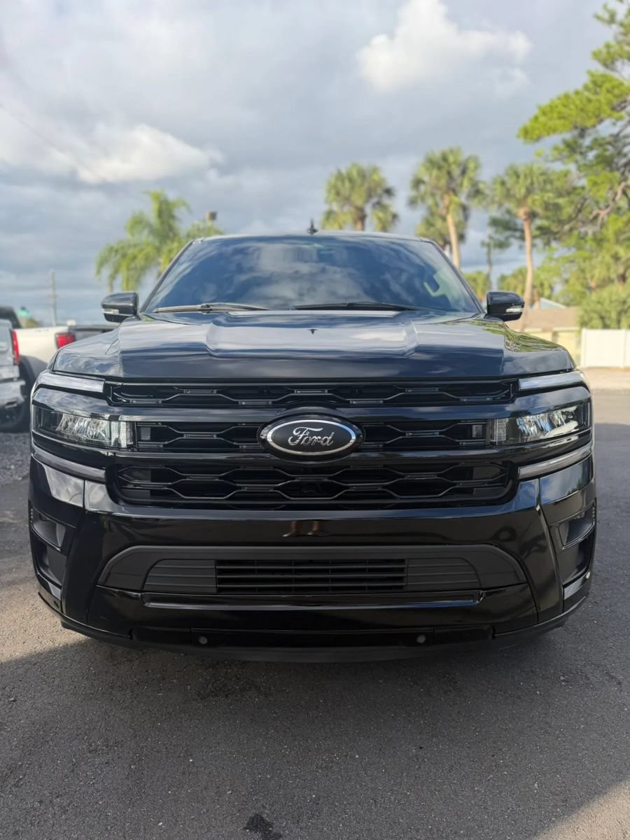 Used 2024 Ford Expedition XLT RWD image 2