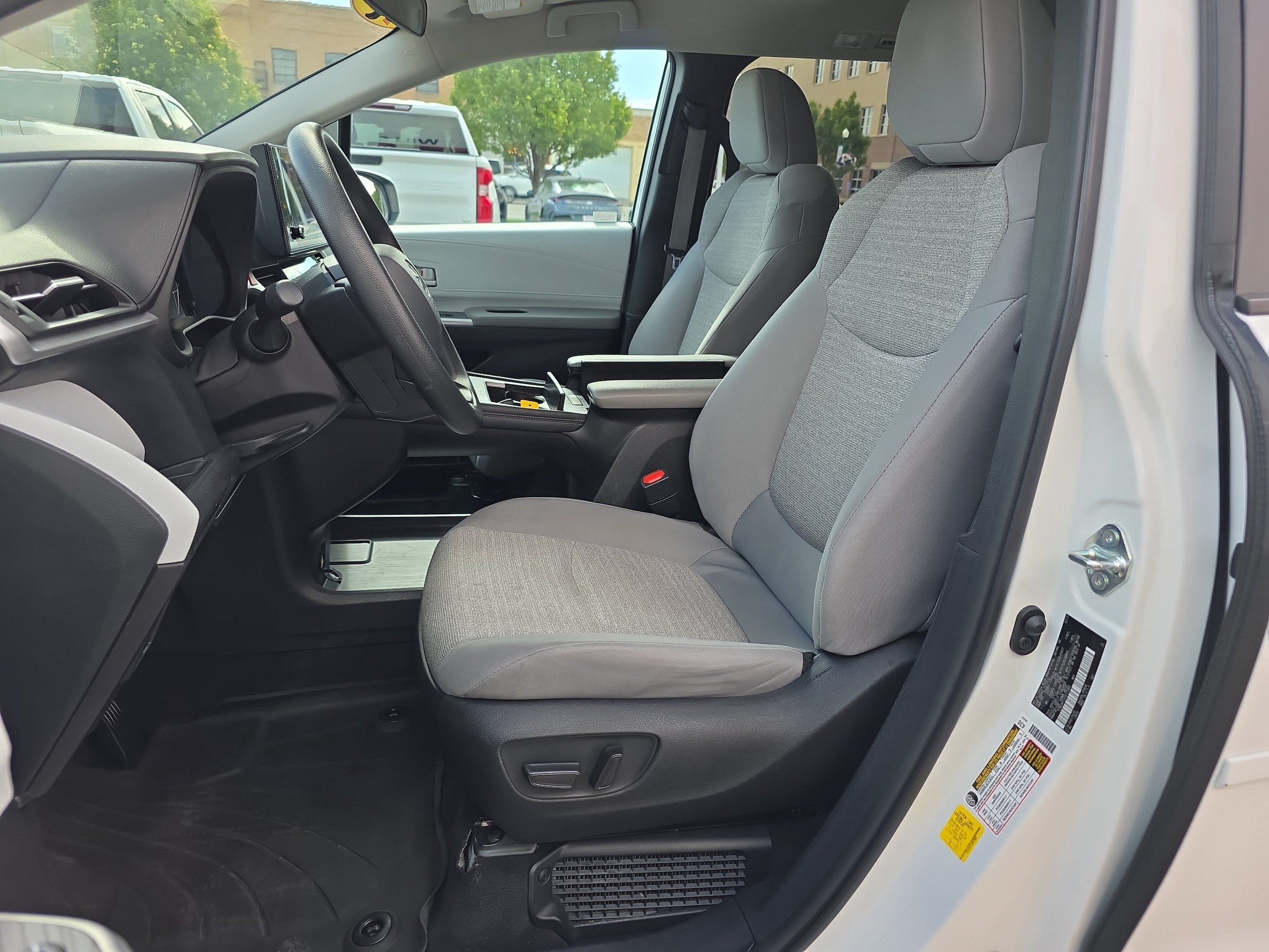 Used 2025 Toyota Sienna LE AWD/4WD image 11