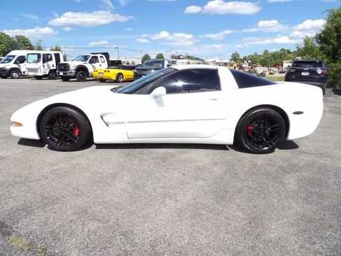Used 2004 Chevrolet Corvette Coupe w/ Roof Package RWD image 2