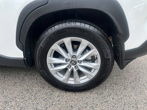 Used 2024 Toyota Corolla Cross LE w/ Moonroof Package AWD/4WD image 15