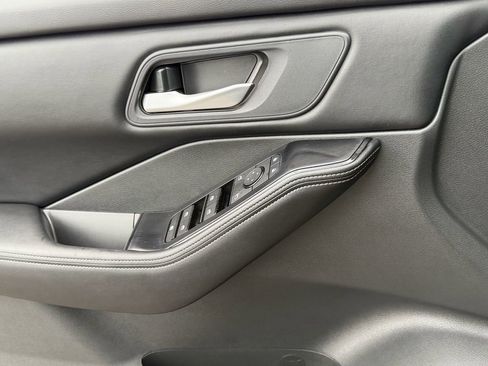 Certified 2025 Nissan Rogue SV FWD image 23