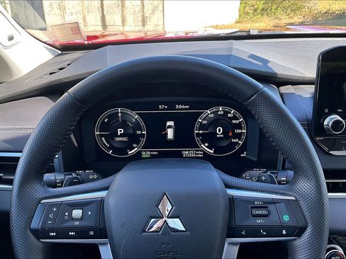 Used 2025 Mitsubishi Outlander SE AWD/4WD image 18