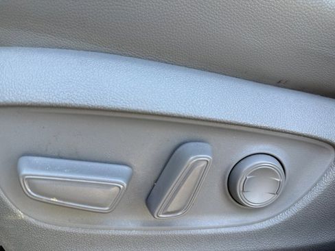 Used 2023 Toyota Highlander XLE AWD/4WD image 28