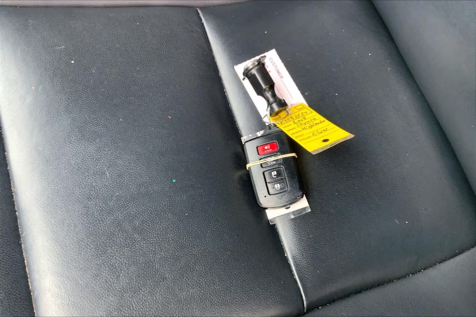 Used 2019 Toyota Highlander XLE AWD/4WD image 13