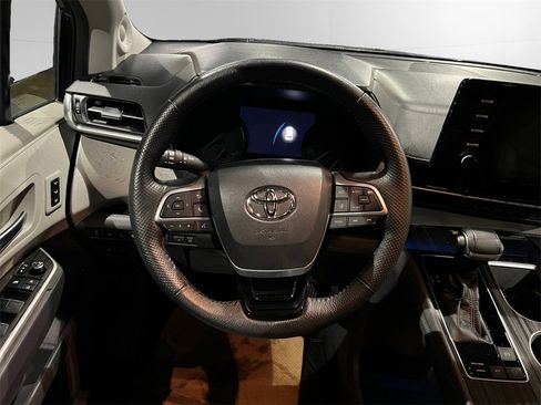 Used 2021 Toyota Sienna Limited image 29