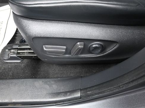 Used 2023 Toyota Highlander XLE AWD/4WD image 12
